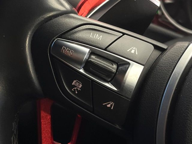 ●レーダークルーズコントロール:前の車との車間距離を一定にとりつつ、一定速度で自動走行してくれる次世代のクルーズコントロール!主に高速道路や自動車専用道路で使用する便利な機能です!