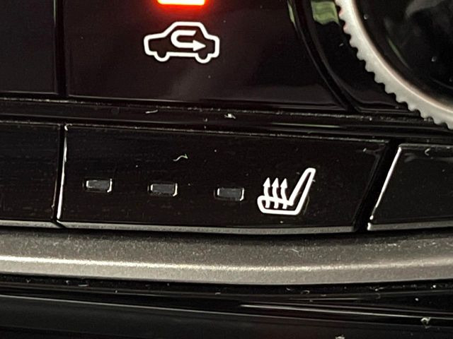 【シートヒーター】寒い日に重宝するシートヒーター!エアコンより早く温まってくれるので寒がりの人も安心ですね♪エアコンの温風は乾燥するから苦手、という方にもをおすすめです。