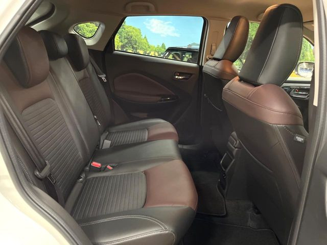 広々とした2列目シートは居住性が高く、居心地も快適!友達や家族とのお出かけにぴったりです。ベビーシートやチャイルドシート使用時も快適にお過ごしいただける十分な空間を確保しています。