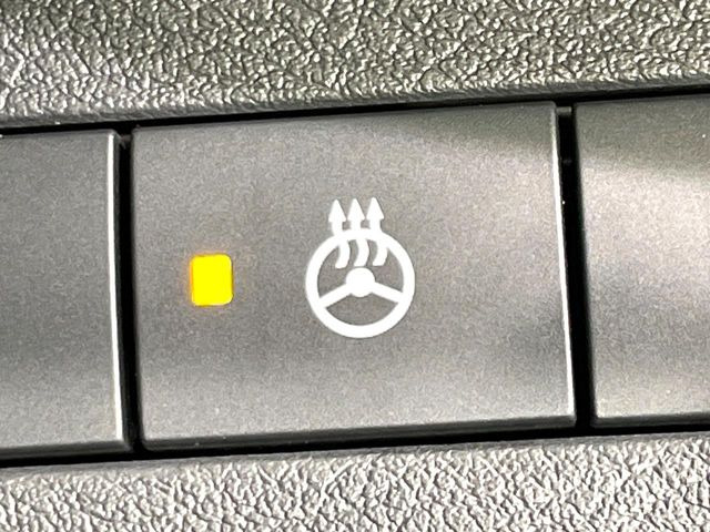 【ステアリングヒーター】冬場に冷たくなりやすい革巻きステアリングを、スイッチ一つで素早く適温に!エアコンよりも早く温まってくれるので、寒い日の運転も快適になりますね♪
