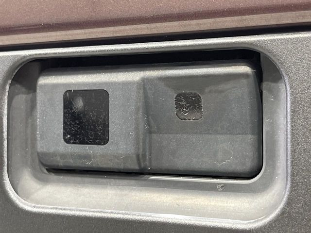 【衝突軽減装置】走行中に前方の車両等を認識し、衝突しそうな時は警報とブレーキで衝突回避と被害軽減をアシスト。より安全にドライブをお楽しみいただけます。