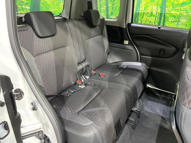 後部座席も気になるようなキズ・汚れやへたり等、大きなダメージはなく、良好な状態です。