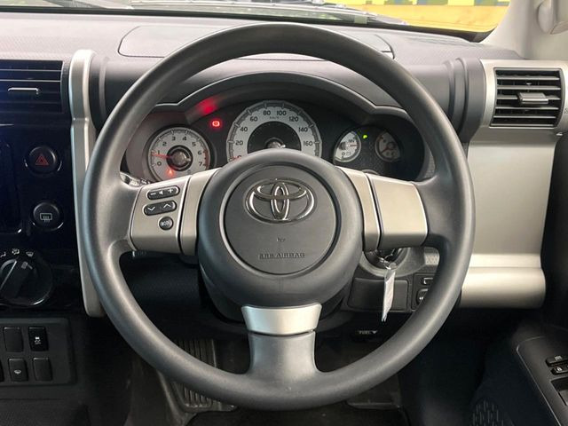 �C���e���A�ɍ��킹���f�U�C���̃X�e�A�����O�́A�^�]�������̂��Ƃ��l���A�^�]���₷���`��A�傫���ł��B�����x�A���ۂɐG���Ă��m���߂��������B