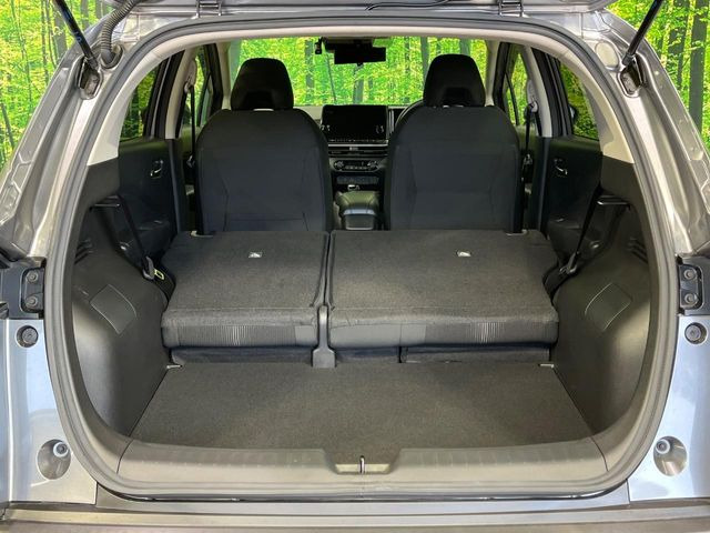 ���i�̂���������ʋ΁A���}���ɏ\���ȉ׎��X�y�[�X���m�ۂ��Ă���܂��B�Z�J���h�V�[�g��|���ƁA�傫�ȉו��̐ύڂ��\�ł���