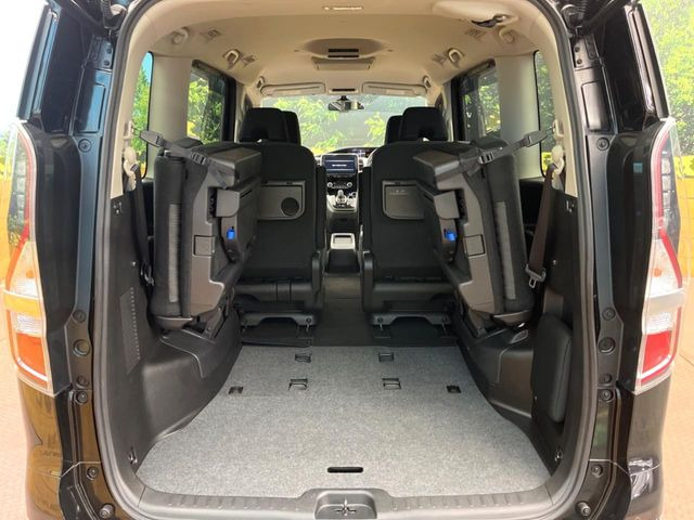 後席を格納すると、これだけの広さが!シーンに合わせたシートアレンジで、大きな荷物も積むことが出来ます♪