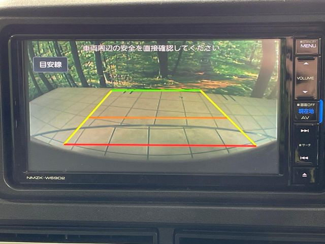 【バックカメラ】駐車時に後方がリアルタイム映像で確認できます。大型商業施設や立体駐車場での駐車時や、夜間のバック時に大活躍!運転スキルに関わらず、今や必須となった装備のひとつです!