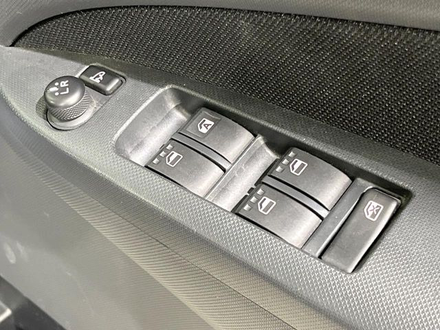 �y�d���i�[�~���[�z�T�C�h�~���[�͓d���i�[���ƂȂ��Ă���A�������ԏ�ł��L�Y�������X�N��}�����܂��B