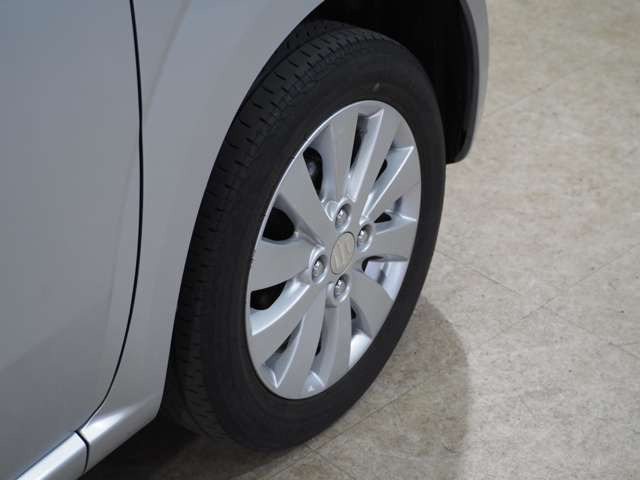 タイヤのホイールの細かいところまでキレイいにしてからお渡しします!