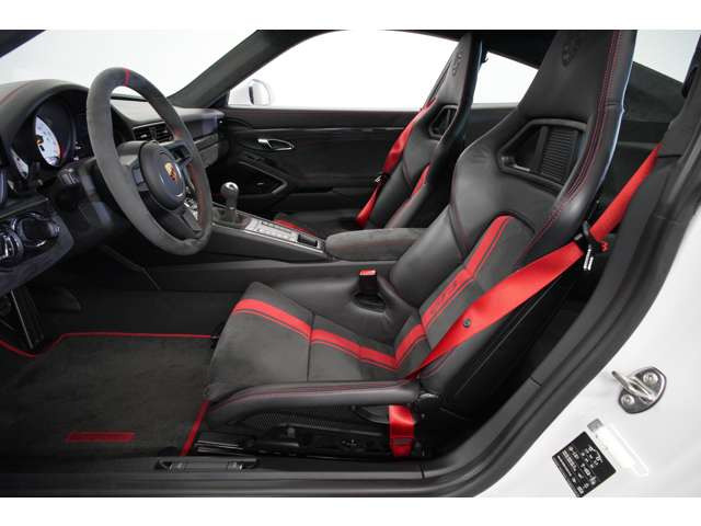 自然吸気4.0Lフラット6が奏でる官能的なサウンドと、GT3ならではの研ぎ澄まされたハンドリング。走りを知る大人のための、究 極のドライビングマシンです。