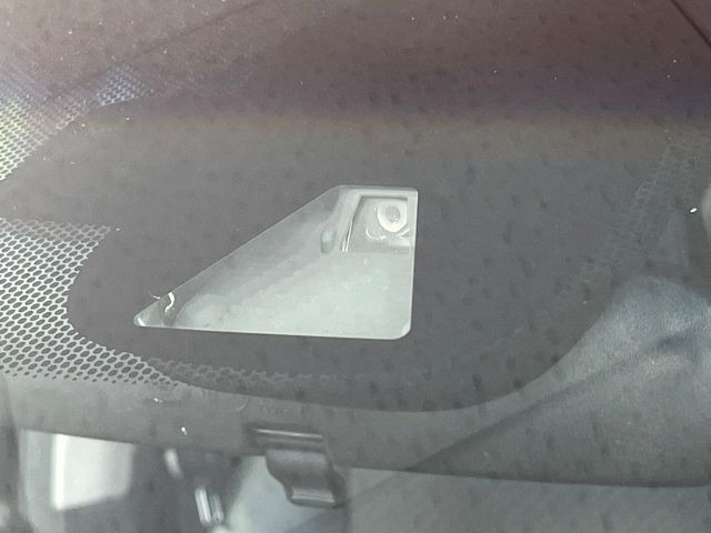 �y�z���_�Z���V���O�z���s���ɑO���̎ԗ�����F�����A�Փ˂������Ȏ��͌x��ƃu���[�L�ŏՓˉ���Ɣ�Q�y�����A�V�X�g�B�����S�Ƀh���C�u�����y���݂��������܂��B