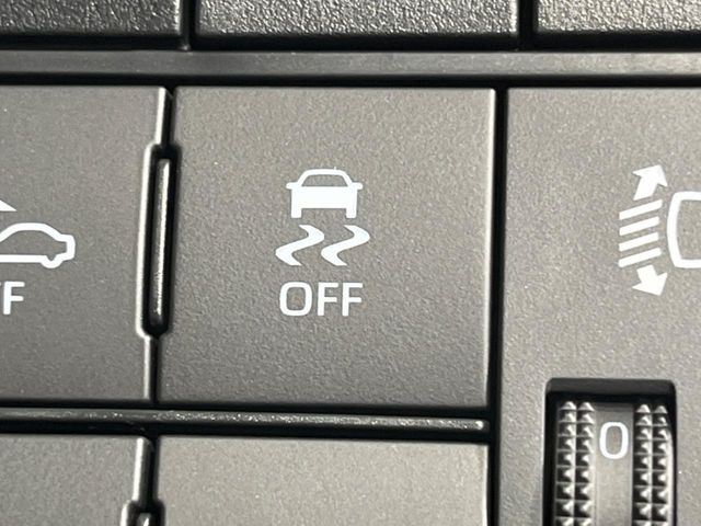 【横滑り防止装置】車両の横滑りを感知すると、自動的に車両の進行方向を保つように車両を制御します。雨の日など滑りやすい路面状況でも安全な運転が可能です。