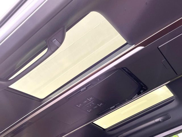 【左右独立ムーンルーフ】2列目左右席にそれぞれ配置されたガラスルーフ!日差しに合わせて片側だけシェードを閉めることも可能です!