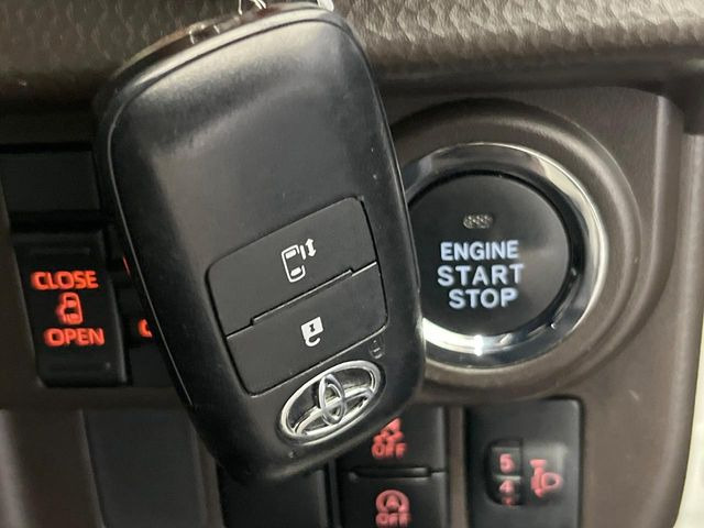 【スマートキー】カバンやポケットに入れたままでもドアの施錠・解錠が可能なスマートキーを装備。エンジンのオン・オフ時もカギを取り出す必要が無いからとっても便利です♪