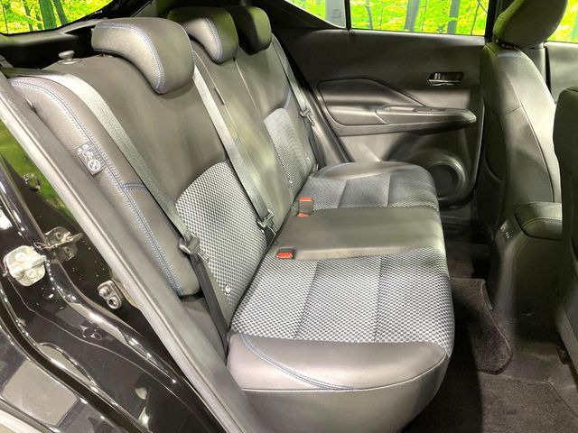 後部座席も気になるようなキズ・汚れやへたり等、大きなダメージはなく、良好な状態です。