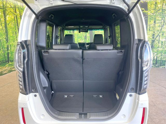 ���i�̂���������ʋ΁A���}���ɏ\���ȉ׎��X�y�[�X���m�ۂ��Ă���܂��B�Z�J���h�V�[�g��|���ƁA�傫�ȉו��̐ύڂ��\�ł���