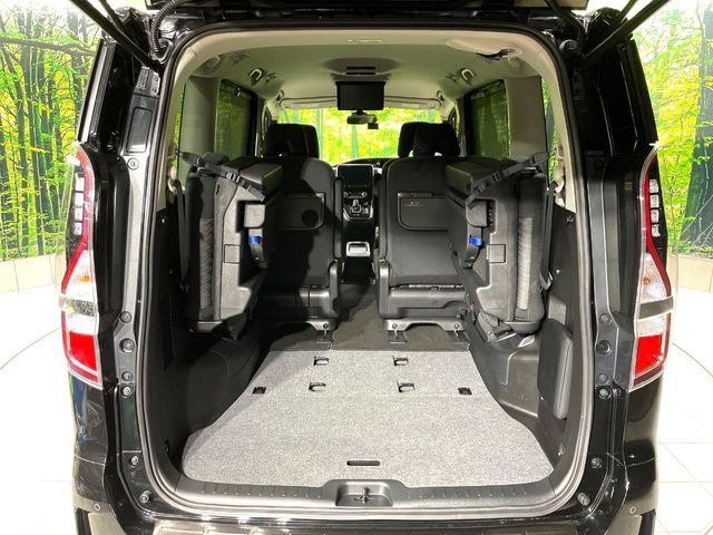 ラゲッジルームは、大容量のスペースを確保。普段のお買い物からレジャーまで、幅広く活躍してくれます!また、リアシートを倒すことでバリエーション豊かにお使いいただけます。