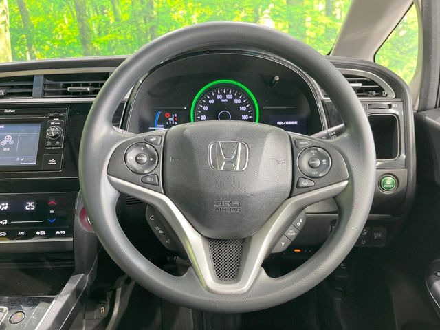 �C���e���A�ɍ��킹���f�U�C���̃X�e�A�����O�́A�^�]�������̂��Ƃ��l���A�^�]���₷���`��A�傫���ł��B�����x�A���ۂɐG���Ă��m���߂��������B