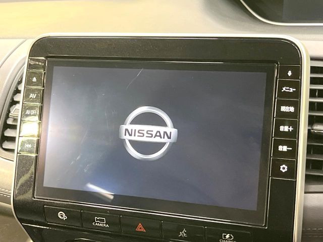 【純正ナビ】人気の純正ナビを装備しております。ナビの使いやすさはもちろん、オーディオ機能も充実!キャンプや旅行はもちろん、通勤や買い物など普段のドライブも楽しくなるはず♪