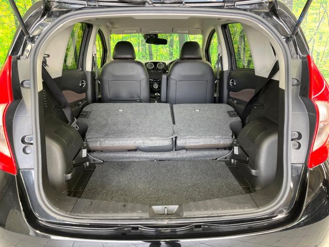 普段のお買い物や通勤、送迎等に十分な荷室スペースを確保しております。セカンドシートを倒すと、大きな荷物の積載も可能です♪