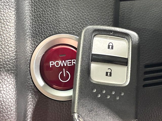 �yHonda�X�}�[�g�L�[�z�J�o����|�P�b�g�ɓ��ꂽ�܂܂ł��h�A�̎{���E�������\�ȃX�}�[�g�L�[�𑕔��B�G���W���̃I���E�I�t�����J�M�����o���K�v����������Ƃ��Ă��֗��ł���