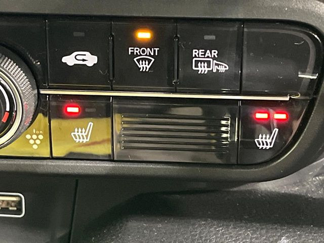 【シートヒーター】寒い日に重宝するシートヒーター!エアコンより早く温まってくれるので寒がりの人も安心ですね♪エアコンの温風は乾燥するから苦手、という方にもをおすすめです。