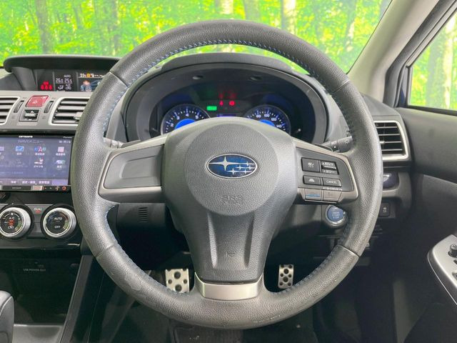 �C���e���A�ɍ��킹���f�U�C���̃X�e�A�����O�́A�^�]�������̂��Ƃ��l���A�^�]���₷���`��A�傫���ł��B�����x�A���ۂɐG���Ă��m���߂��������B