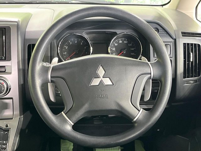 �C���e���A�ɍ��킹���f�U�C���̃X�e�A�����O�́A�^�]�������̂��Ƃ��l���A�^�]���₷���`��A�傫���ł��B�����x�A���ۂɐG���Ă��m���߂��������B