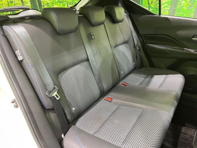 後部座席も気になるようなキズ・汚れやへたり等、大きなダメージはなく、良好な状態です。