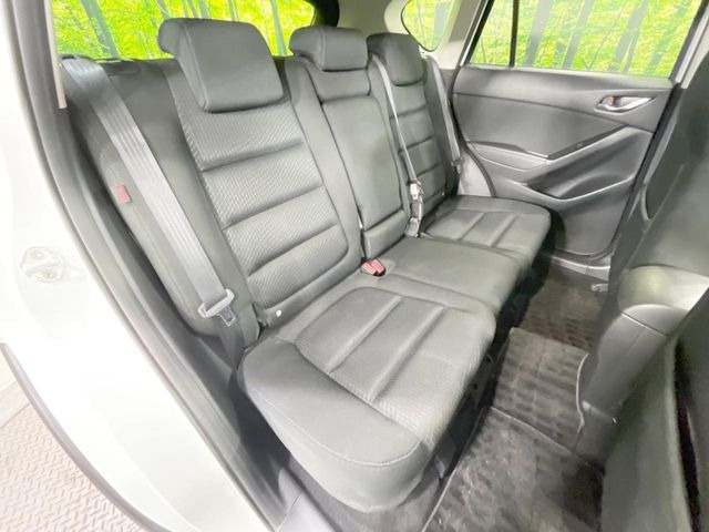 後部座席も気になるようなキズ・汚れやへたり等、大きなダメージはなく、良好な状態です。