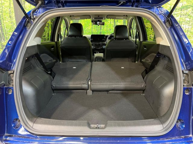 ���i�̂���������ʋ΁A���}���ɏ\���ȉ׎��X�y�[�X���m�ۂ��Ă���܂��B�Z�J���h�V�[�g��|���ƁA�傫�ȉו��̐ύڂ��\�ł���