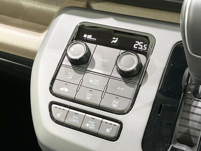 【オートエアコン】一度お好みの温度に設定すれば、車内の温度を検知し風量や温度を自動で調整。暑い&hellip;寒い&hellip;と何度もスイッチ操作をする必要はありません。快適な車内空間には必須の機能ですね♪