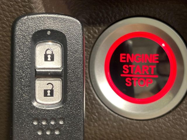 【Hondaスマートキー】カバンやポケットに入れたままでもドアの施錠・解錠が可能なスマートキーを装備。エンジンのオン・オフ時もカギを取り出す必要が無いからとっても便利です♪