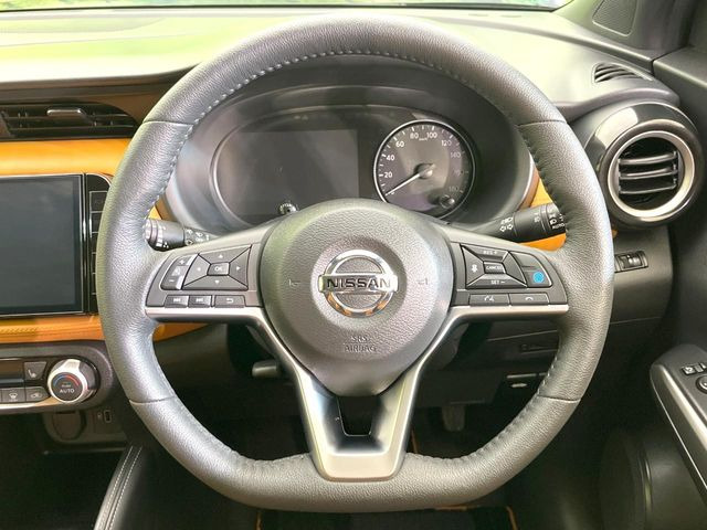 【純正革巻きステアリング】上質な革を使用することで、手にしっかり馴染みとても運転しやすいハンドルです♪