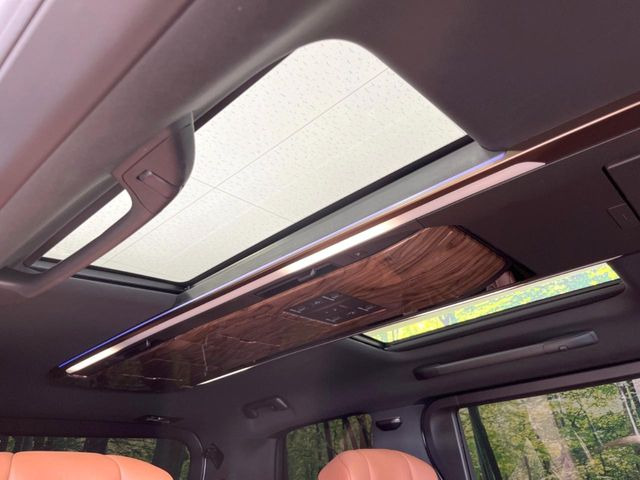 【サンルーフ】開放感たっぷりの希少装備、サンルーフが装着されています!車内に明かりを取り入れたり景色を楽しむ以外にも、車内の空気も簡単に換気できて快適です!