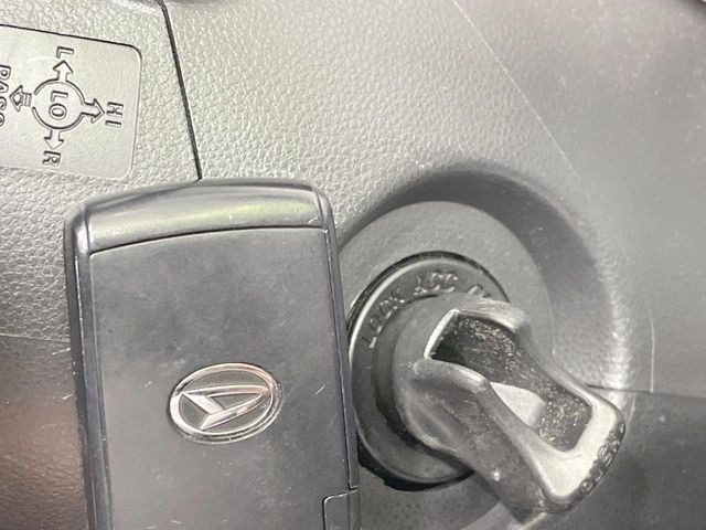 【キーフリーシステム】カバンやポケットに入れたままでもドアの施錠・解錠が可能なスマートキーを装備。エンジンのオン・オフ時もカギを取り出す必要が無いからとっても便利です♪