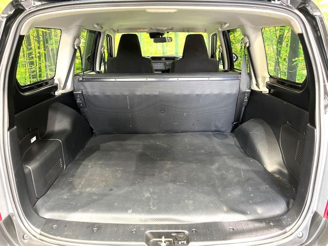 ���i�̂���������ʋ΁A���}���ɏ\���ȉ׎��X�y�[�X���m�ۂ��Ă���܂��B�Z�J���h�V�[�g��|���ƁA�傫�ȉו��̐ύڂ��\�ł���