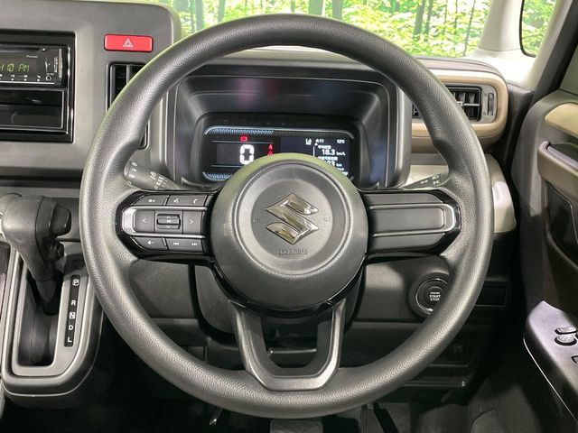 �C���e���A�ɍ��킹���f�U�C���̃X�e�A�����O�́A�^�]�������̂��Ƃ��l���A�^�]���₷���`��A�傫���ł��B�����x�A���ۂɐG���Ă��m���߂��������B