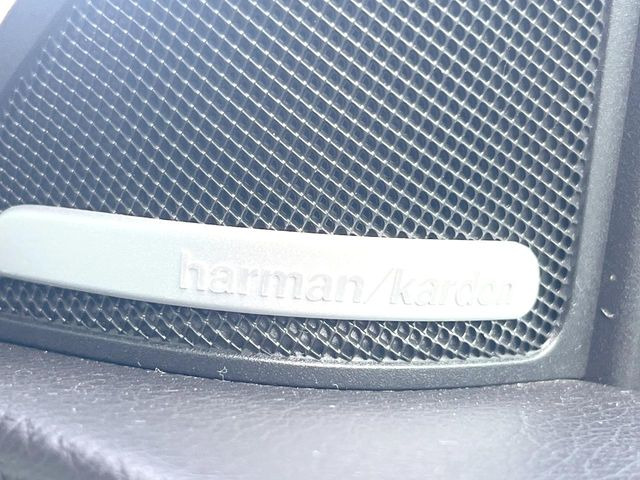 ��harman/kardon�T�E���h�V�X�e��:�I�[�f�B�I��僁�[�J�[����|����v���~�A���X�s�[�J�[�𑕔��B�����̃X�s�[�J�[����A���̗������܂ŕ����鍂�i���ȉ��y�����y���݂��������܂��B