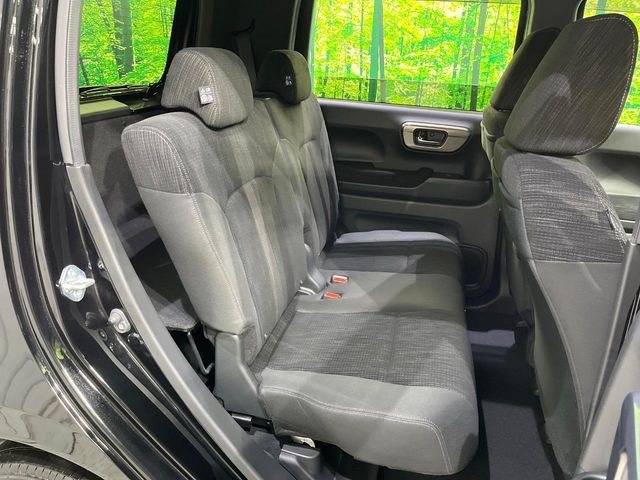 後部座席も気になるようなキズ・汚れやへたり等、大きなダメージはなく、良好な状態です。