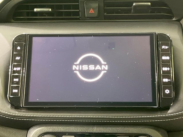 【純正9型ナビ】人気の純正ナビを装備しております。ナビの使いやすさはもちろん、オーディオ機能も充実!キャンプや旅行はもちろん、通勤や買い物など普段のドライブも楽しくなるはず♪