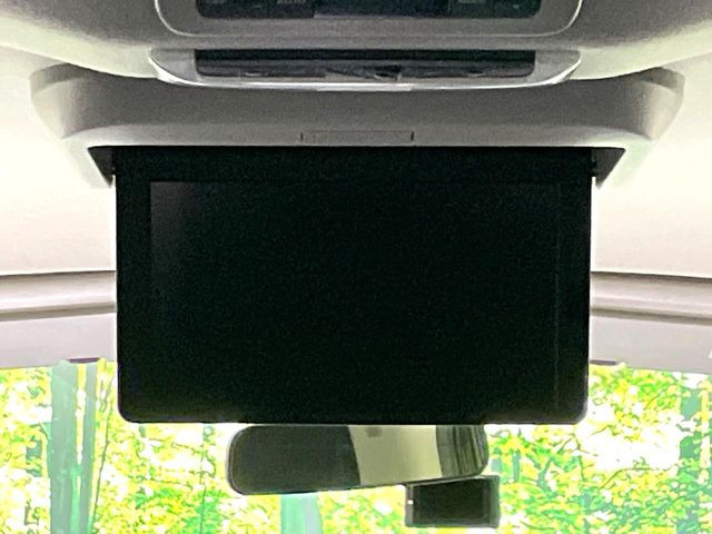 【フリップダウンモニター】大画面モニターで後席でもエンタメをお楽しみいただけます。小さなお子様にも大人気の装備です♪