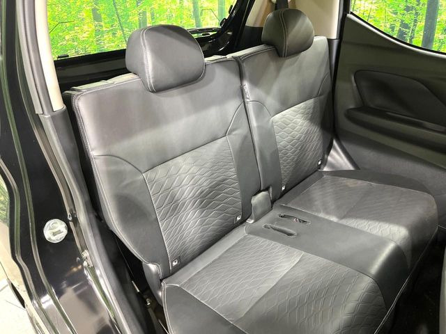 後部座席も気になるようなキズ・汚れやへたり等、大きなダメージはなく、良好な状態です。