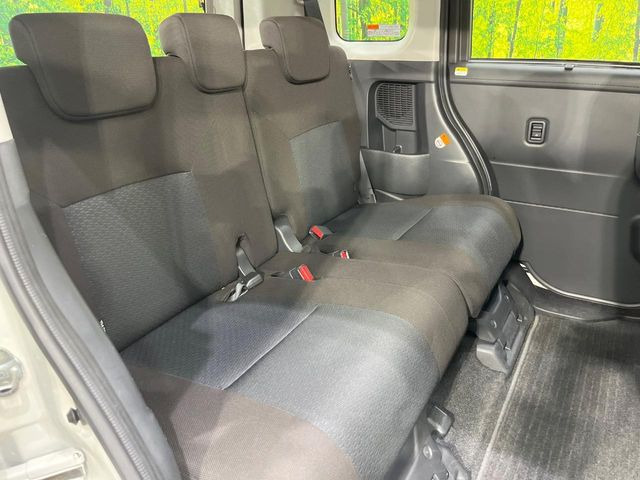 後部座席も気になるようなキズ・汚れやへたり等、大きなダメージはなく、良好な状態です。