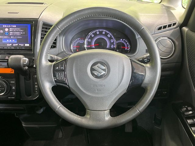 �C���e���A�ɍ��킹���f�U�C���̃X�e�A�����O�́A�^�]�������̂��Ƃ��l���A�^�]���₷���`��A�傫���ł��B�����x�A���ۂɐG���Ă��m���߂��������B