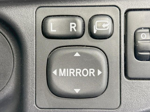 �y�d���i�[�~���[�z�T�C�h�~���[�͓d���i�[���ƂȂ��Ă���A�������ԏ�ł��L�Y�������X�N��}�����܂��B