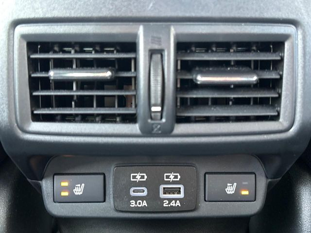 【前席+後席シートヒーター】寒い日に重宝するシートヒーターを後席にも装備!エアコンより早く温まってくれるので寒がりの人も安心ですね♪エアコンの温風は乾燥するから苦手、という方にもをおすすめです。