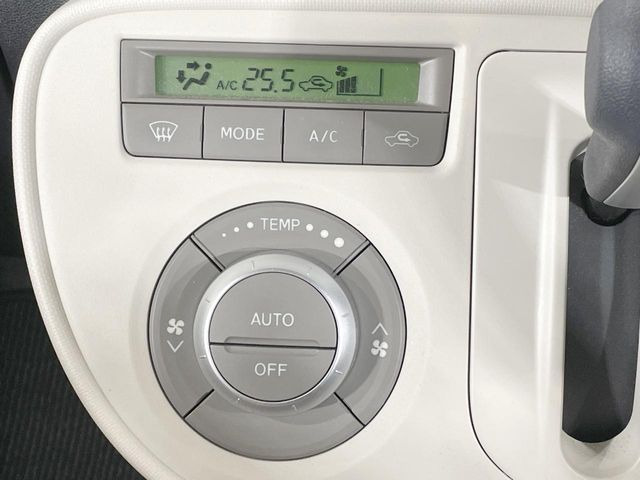 【オートエアコン】一度お好みの温度に設定すれば、車内の温度を検知し風量や温度を自動で調整。暑い&hellip;寒い&hellip;と何度もスイッチ操作をする必要はありません。快適な車内空間には必須の機能ですね♪