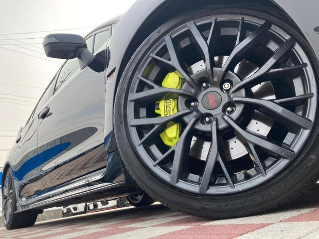 【グレード専用純正19インチアルミホイール】デザイン性の高い純正アルミホイールを装着しております。各種社外アルミホイールや、スタッドレスタイヤも取扱いしております。是非ご相談ください♪