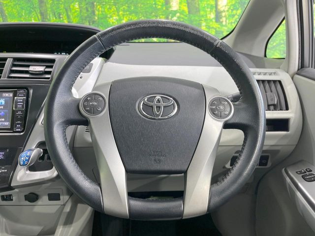 �C���e���A�ɍ��킹���f�U�C���̃X�e�A�����O�́A�^�]�������̂��Ƃ��l���A�^�]���₷���`��A�傫���ł��B�����x�A���ۂɐG���Ă��m���߂��������B