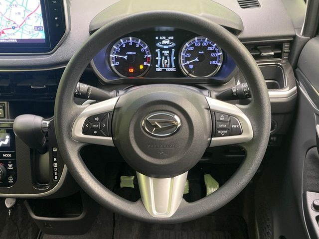 �C���e���A�ɍ��킹���f�U�C���̃X�e�A�����O�́A�^�]�������̂��Ƃ��l���A�^�]���₷���`��A�傫���ł��B�����x�A���ۂɐG���Ă��m���߂��������B